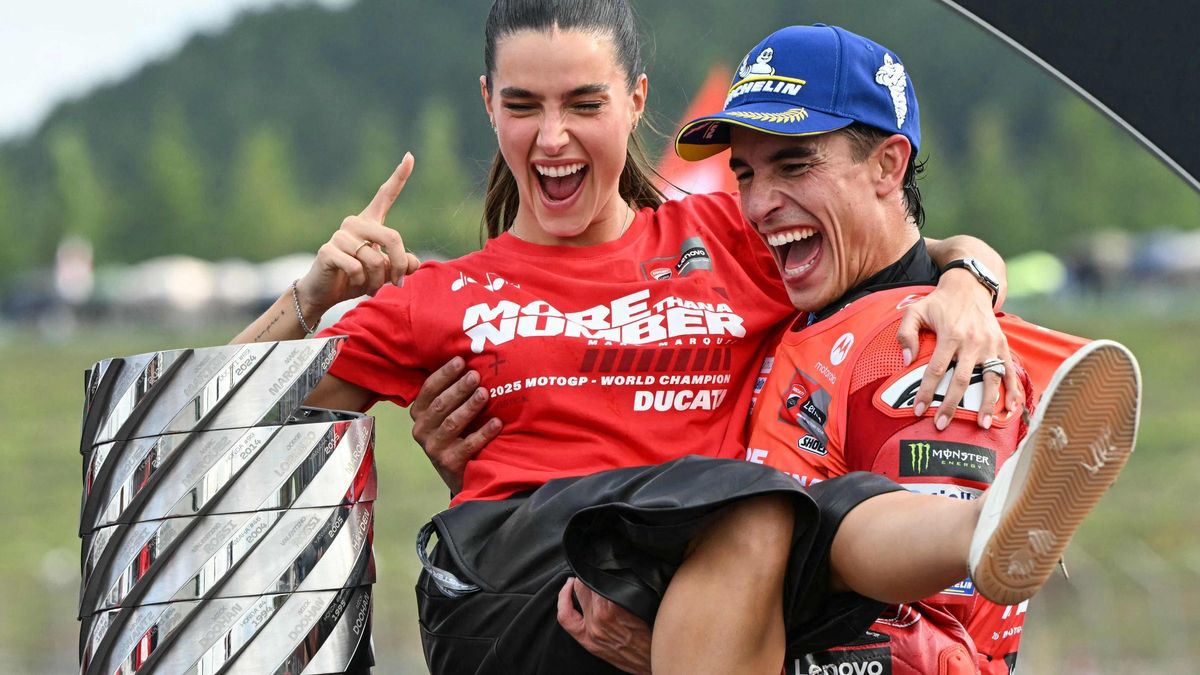 Marc Márquez celebra el título mundial con su novia, la 'influencer' Gemma Pinto.