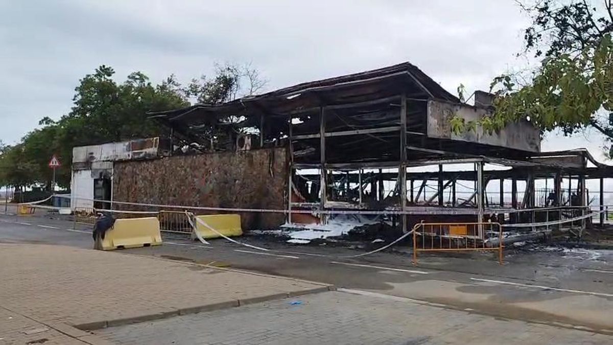 El chiringuito calcinado, este domingo al mediodía.