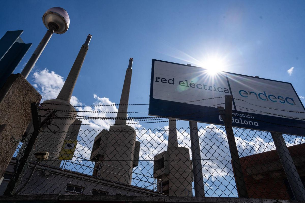 Sant Adrià de Besòs, 26/09/2025. Société. Vue de la sous-station électrique des trois cheminées et des terres adjacentes. Photo: Zowy Voeten.