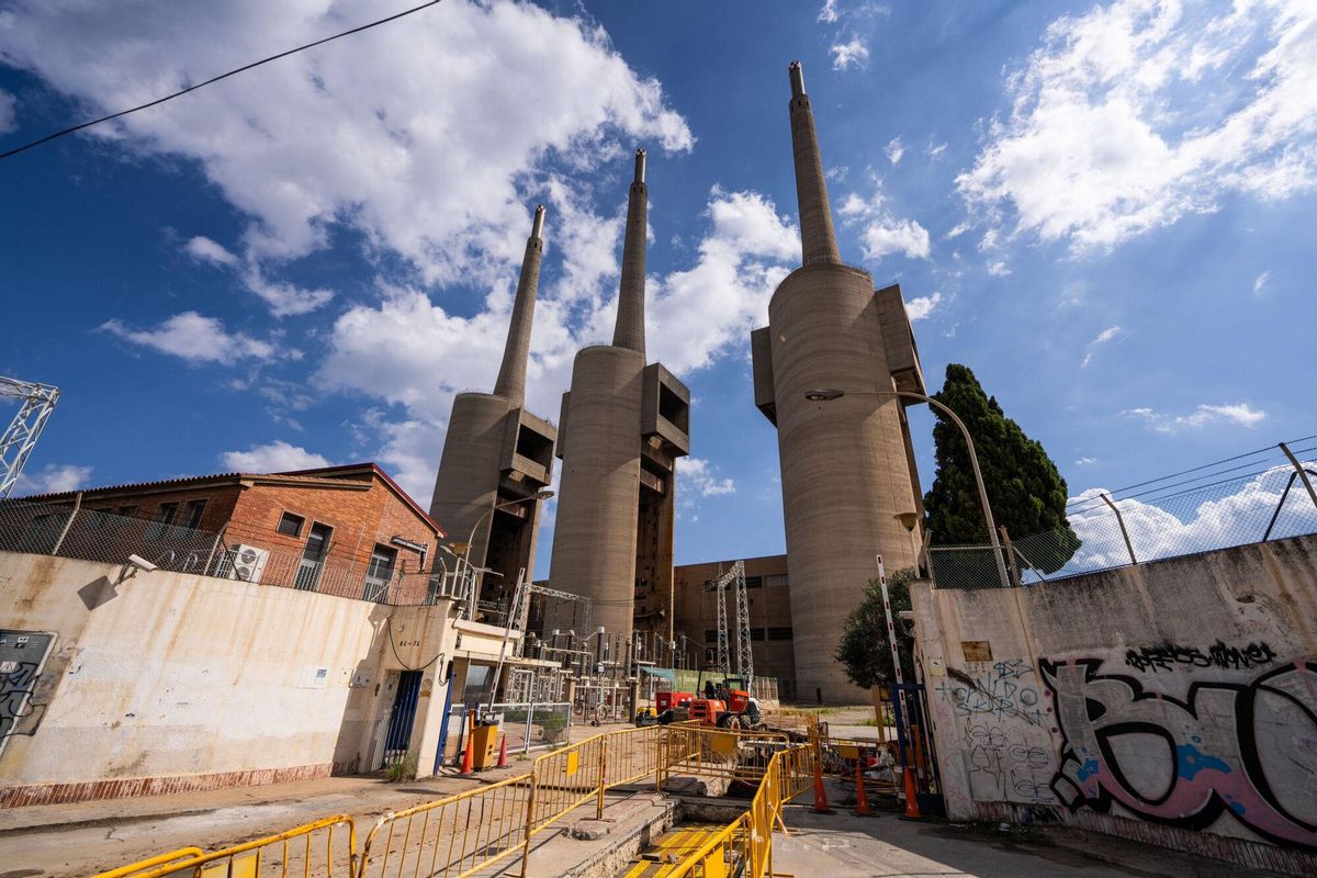Sant Adrià de Besòs, 26/09/2025. Société. Vue de la sous-station électrique des trois cheminées et des terres adjacentes. Photo: Zowy Voeten.