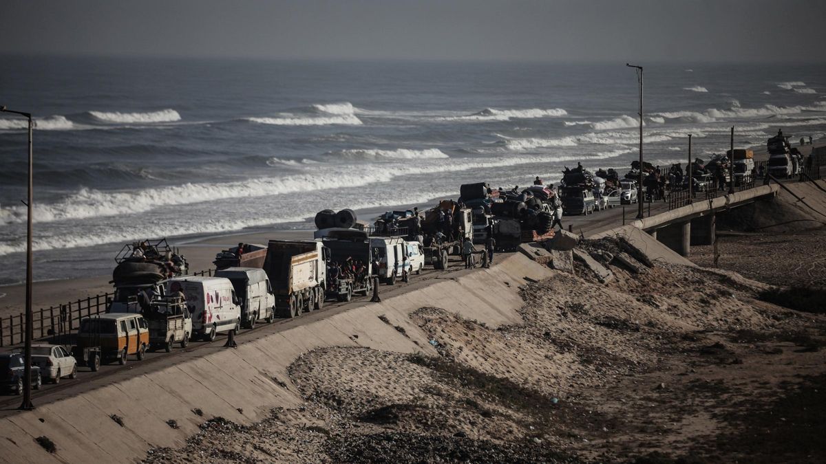 Fila de vehículos que se desplazan hacia el sur en la Franja de Gaza