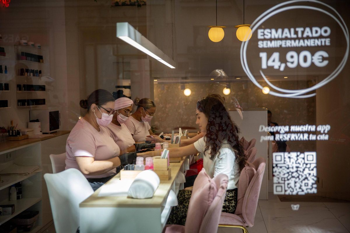 Clients dans une salle de la franchise Prettify située à Sagrada Familia.