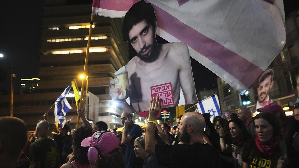 Un manifestante sostiene una foto del rehén israelí Evyatar David, retenido en la Franja de Gaza, en una marcha para pedir la liberación de todos los rehenes retenidos por Hamás y el fin de la guerra, en Tel Aviv, el 7 de agosto del 2025.