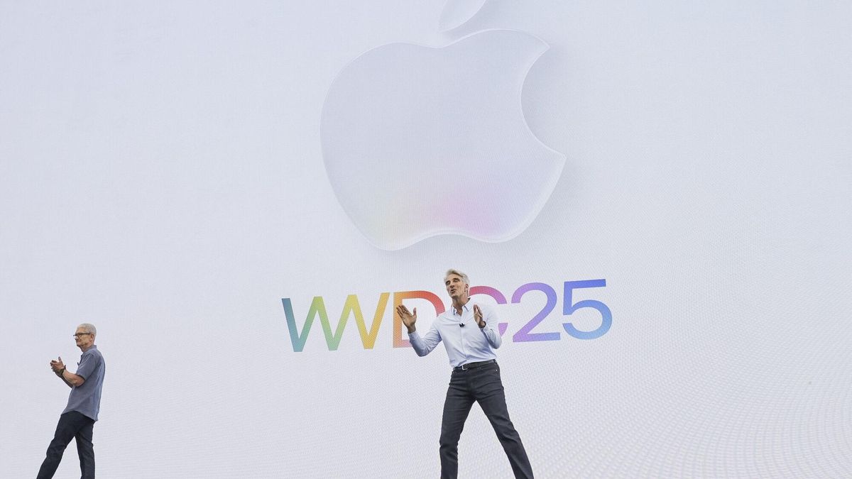 El vicepresidente sénior de Ingeniería de Software de Apple, Craig Federighi (d), y el consejero delegado de Apple, Tim Cook, en el escenario durante la Conferencia Mundial de Desarrolladores de Apple (WWDC) de 2025 en el campus de Apple Park en Cupertino, California, Estados Unidos, 09 de junio de 2025