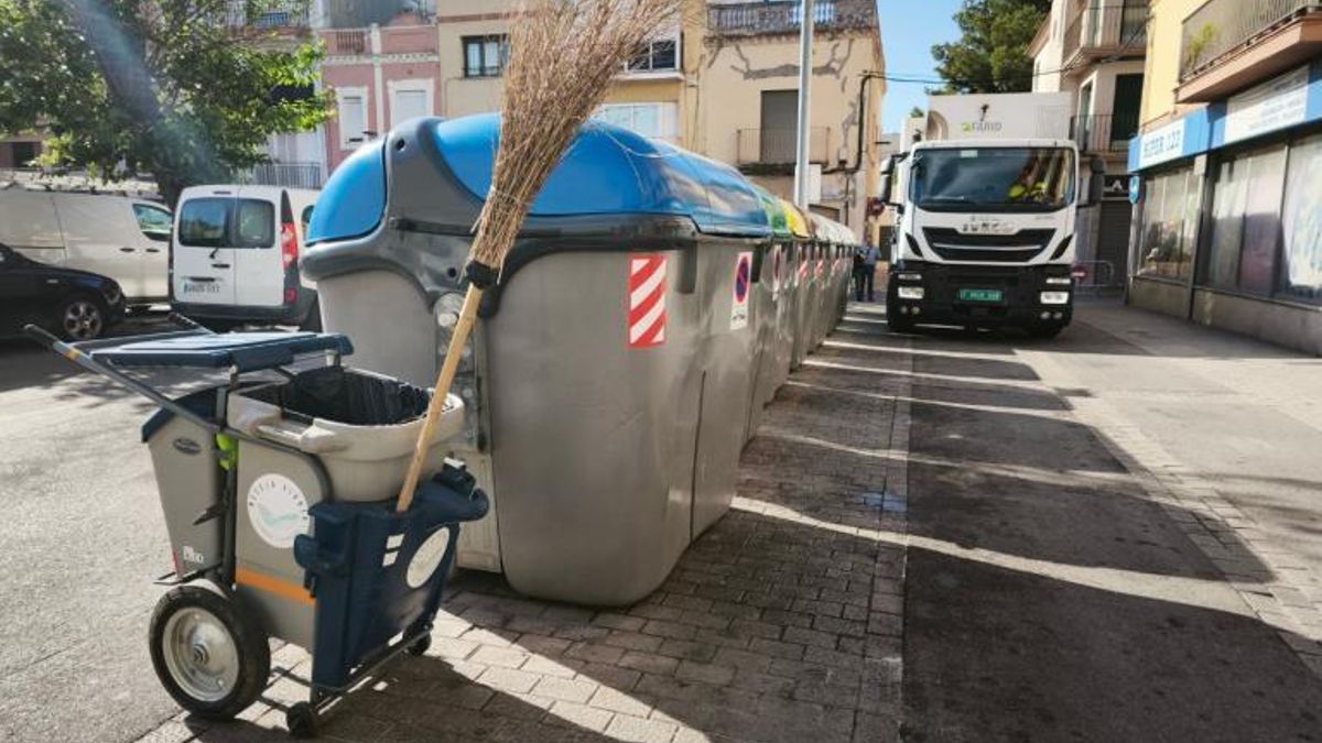 Contenedores y un vehículo del servicio de limpieza viaria de Vilanova i la Geltrú