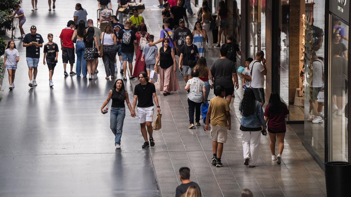 Gente en el centro comercial Westfield La Maquinista de Barcelona.