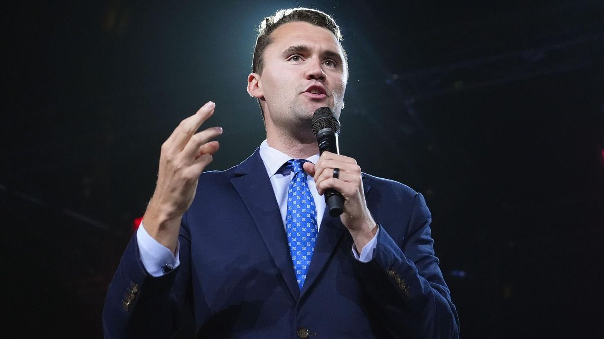 Charlie Kirk, figura clave de la ultraderecha en EEUU, recibe un disparo en una conferencia en una universidad de Utah