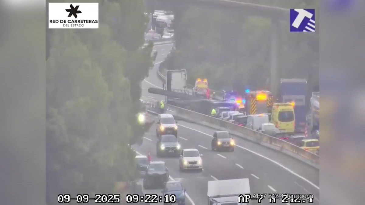 La AP-7, cortada en Tarragona al perder un camión su carga de vigas de hierro