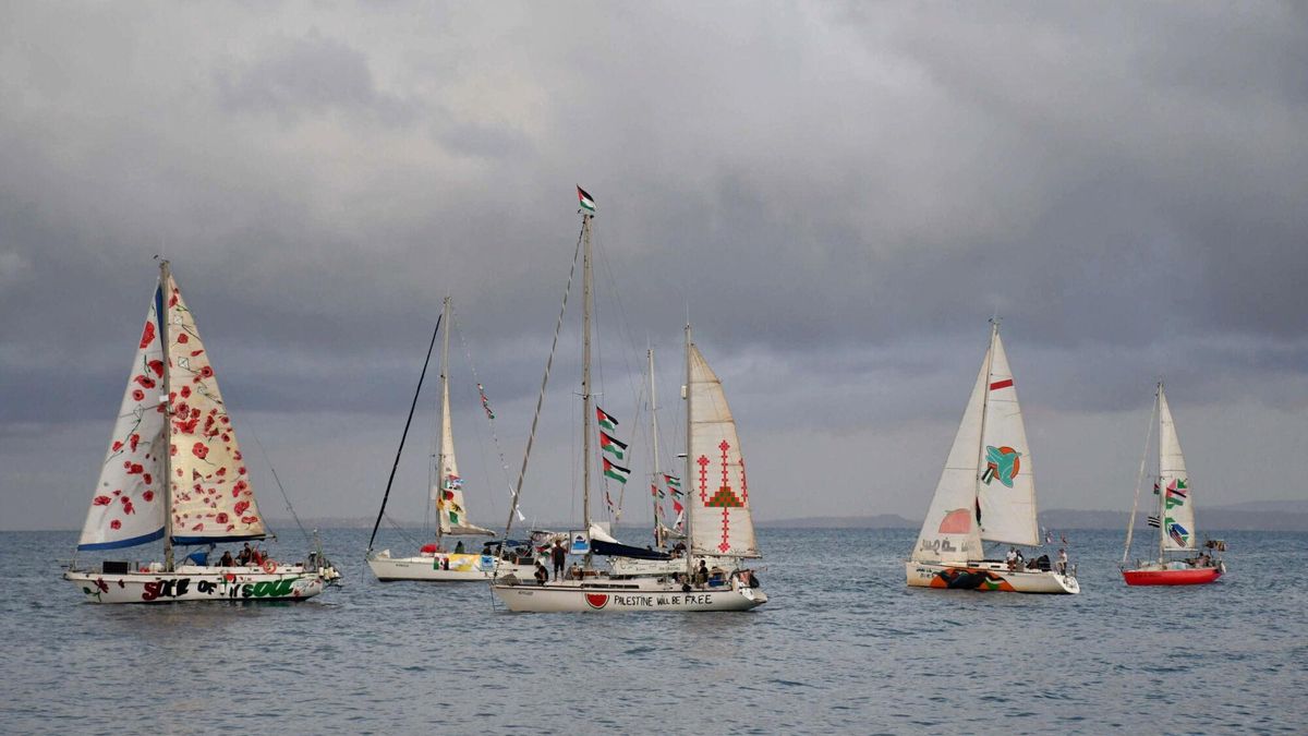 Una flotilla de barcos abandona el puerto de San Giovanni Li Cuti in Catania,