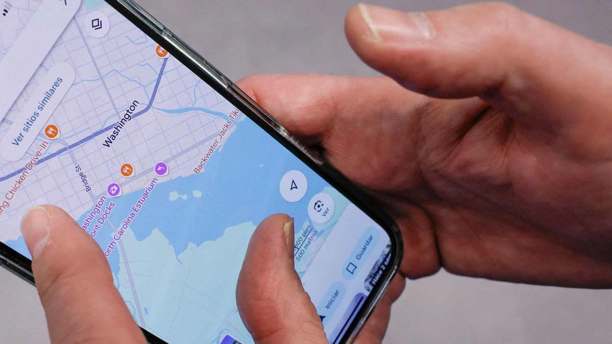 Un teléfono móvil usando un localizador.