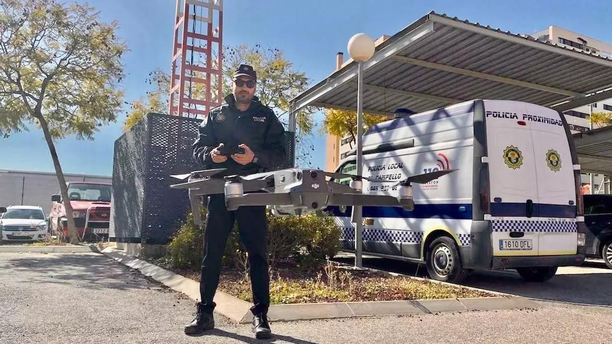 Un policía local de El Campello (Alicante) con un dron