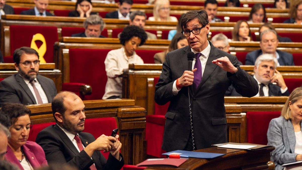 El president de la Generalitat, Salvador Illa, este martes en el pleno del Parlament