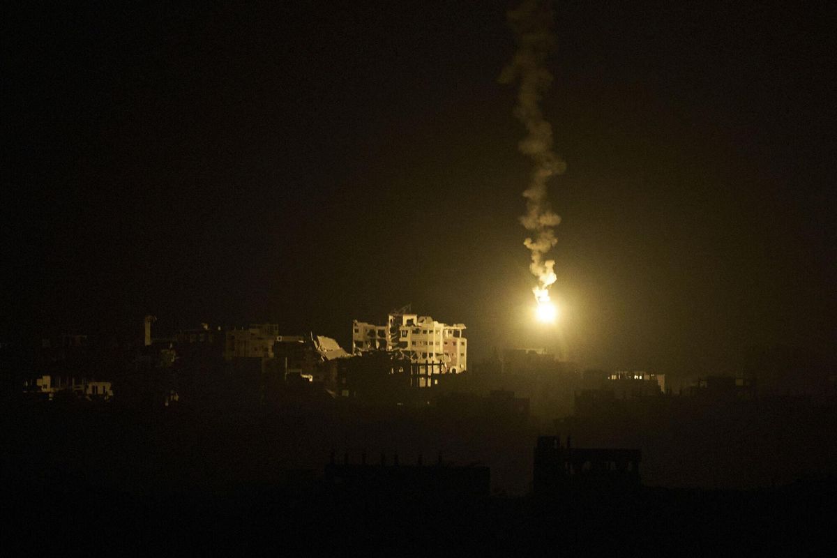 Une évasion de l'armée israélienne dérive sur des bâtiments détruits lors des opérations israéliennes du terrain et de l'air dans le nord de la bande de Gaza, comme dans le sud d'Israël, le lundi 15 septembre 2025. (AP Photo / Leo Correa)