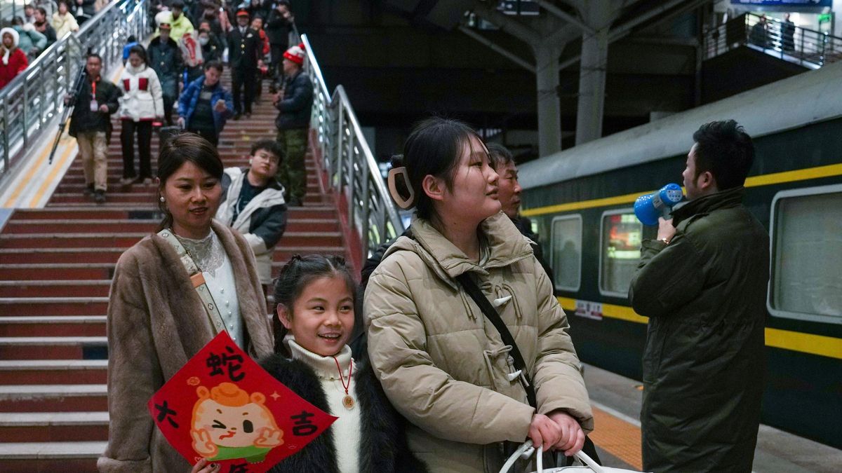 Imagen de ciudadanos chinos esperando para coger el tren.