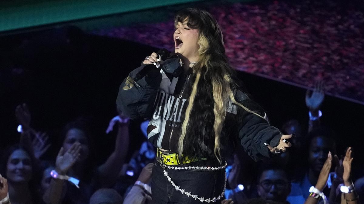 Lola Young interpreta 'Messy' durante los MTV Video Music Awards, el 7 de septiembre del 2025.