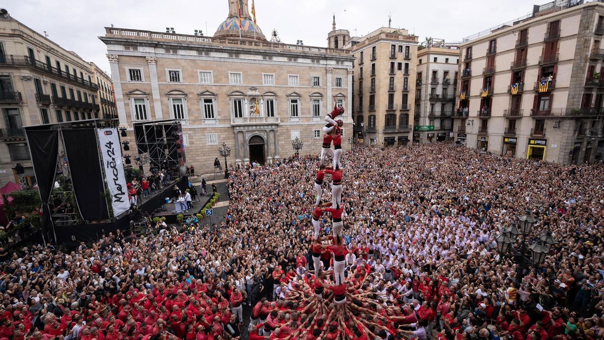 Los castellers levantan un 3d8 por La Mercè en la Plaça Sant Jaume