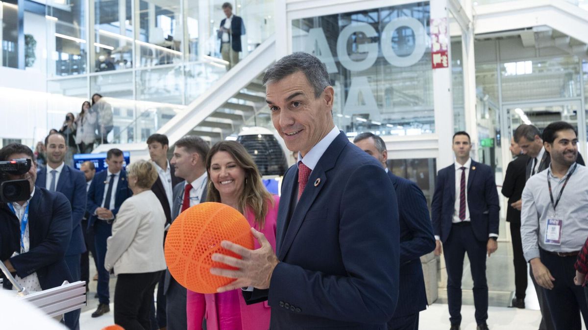 El presidente del Gobierno, Pedro Sánchez, durante la visita que ha realizado este lunes al hub tecnológico DFactory Barcelona.