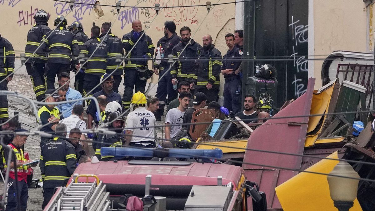 Al menos 15 muertos y una veintena de heridos al descarrilar un funicular en Lisboa