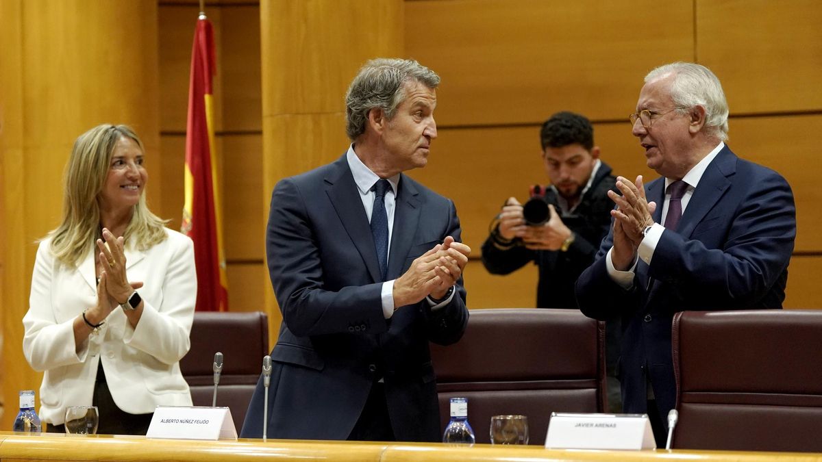 Alberto Núñez Feijóo, junto a Alicia García y Javier Arenas, durante la clausura de la jornada del Partido Popular en el Senado.
