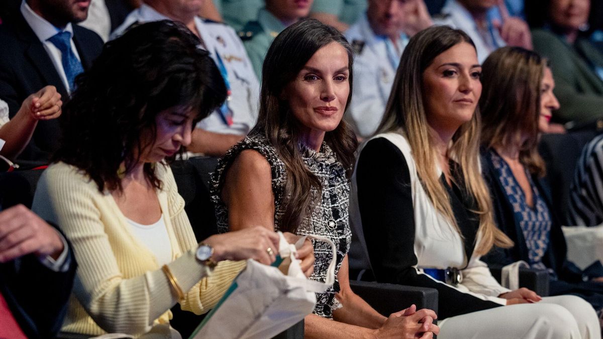 La reina Letizia, junto a la ministra de Igualdad, Ana Redondo, en el tercer congreso internacional trata de seres humanos, este jueves en Madrid.