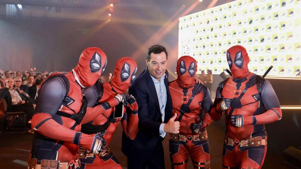 Juanma Moreno Bonilla posa con varios Deep Pool en la Comic-Con.