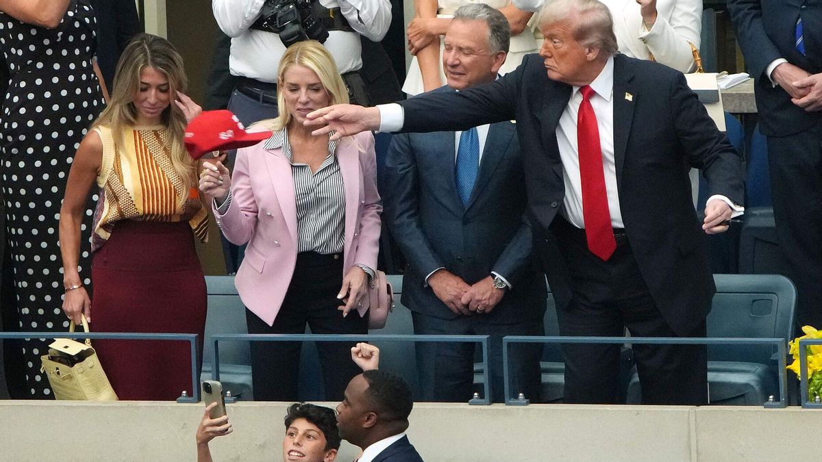 Trump lanza una gorra firmada a un seguidor, este domingo en la final del US Open.