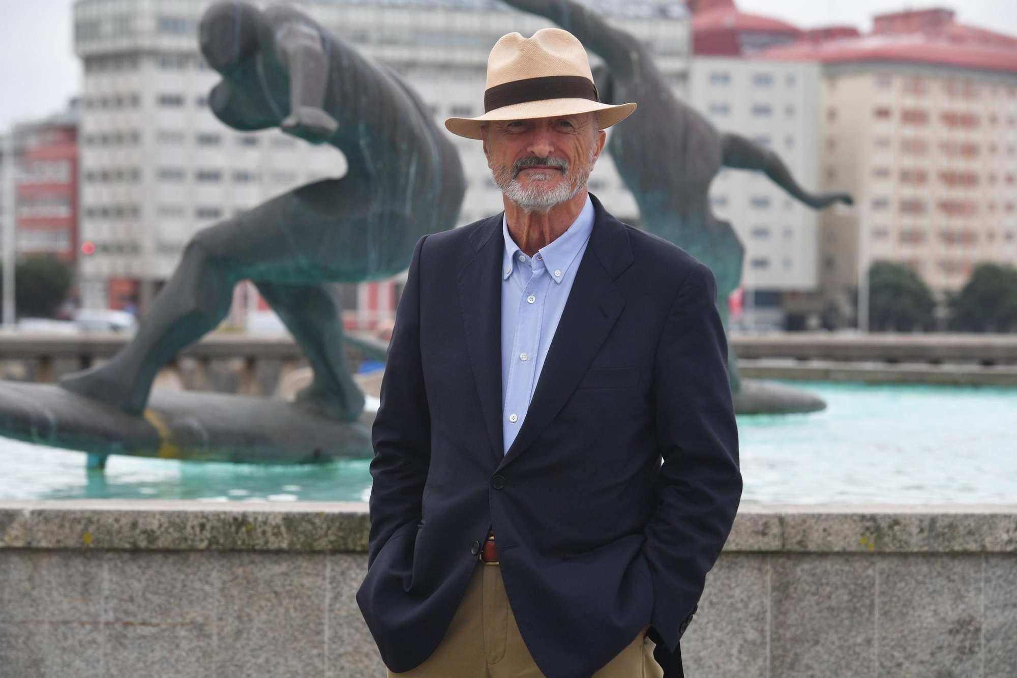 Arturo Pérez-Reverte, ante la fuente de los surfistas de A Coruña.