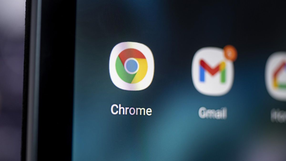 El logo de la app de Google Chrome en un teléfono móvil.