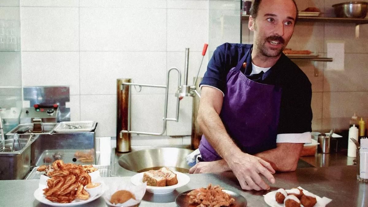 Mathieu Perez, dueño de Sra. Dolores, con varios de los platos de la carta.