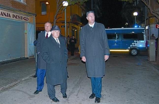 Xavier García Albiol, con los concejales David Gómez y Miguel Jurado, en la redada en que se cerró el bar de los denunciantes, en enero de 2012.