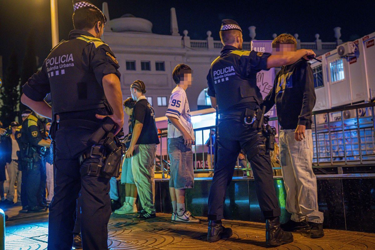 Barcelone, 26/09/2025 Barcelone. Galerie de photos de la vie nocturne sur la sécurité pendant les festivités de Mercè. La garde urbaine effectue un contrôle anti-naval dans les accès à un grand concert sur Maria Cristina Avenue. Mots-clés: Mercè, sécurité, garde urbaine, contrôle anti-naval, concert, avenue Maria Cristina, Barcelone, maire de Fiesta. Auteur: Manu Mitru