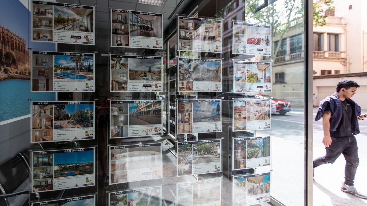 Archivo - Anuncios de viviendas en venta en una inmobiliaria