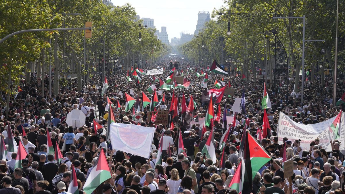 Miles de personas se manifiestan en apoyo a Palestina en el centro de Barcelona