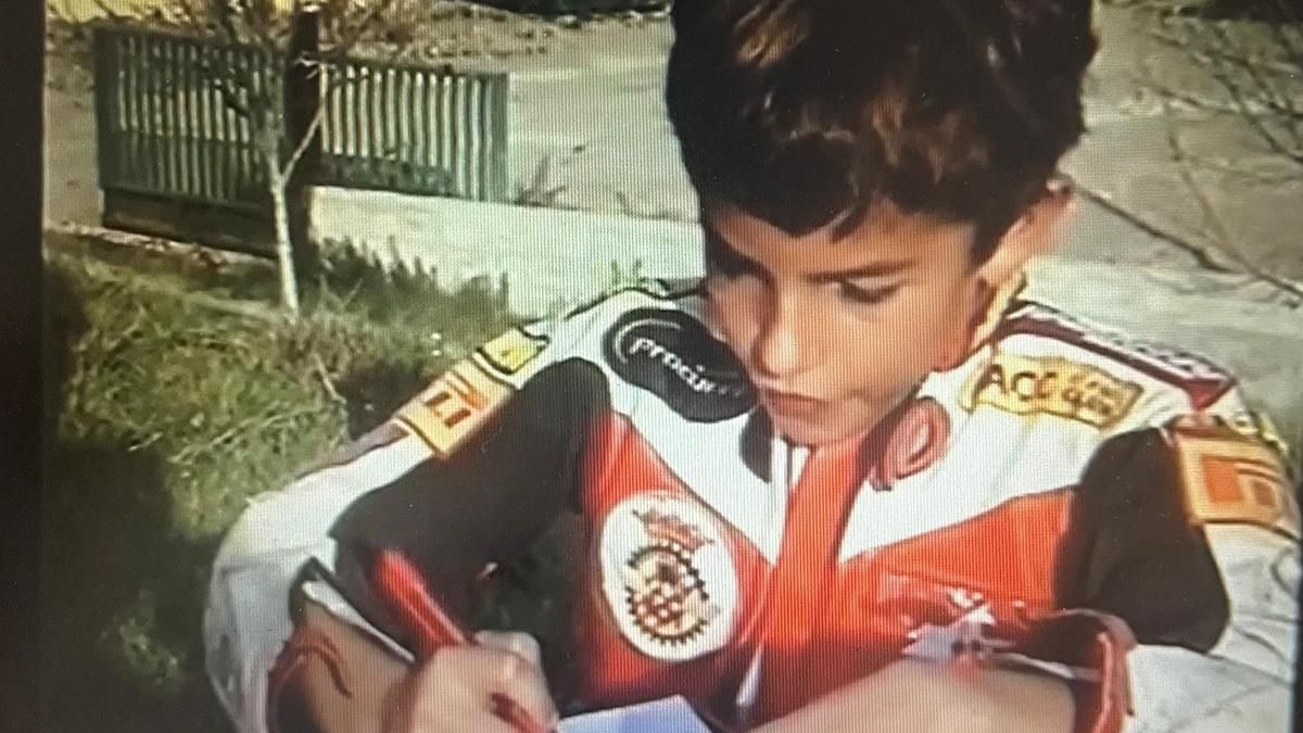 Marc Márquez, de 9 años, enseña a Tito Rabat, de 13, cómo trazar una curva
