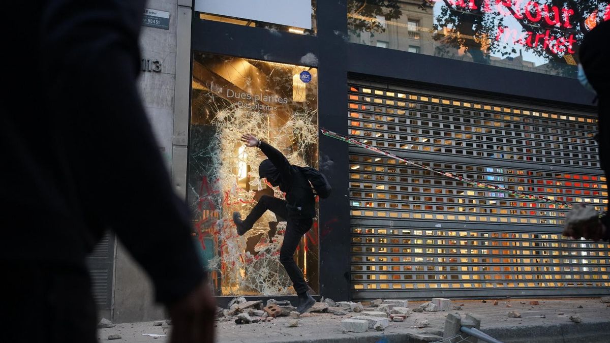 Un encapuchado causa daños en un establecimiento de una cadena de supermercados en Las Ramblas de Barcelona