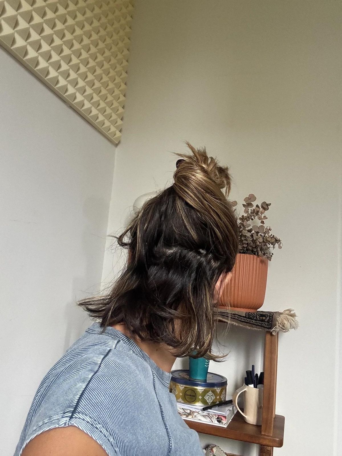 Rigoberta Bandini avec son chignon avec un bâton.