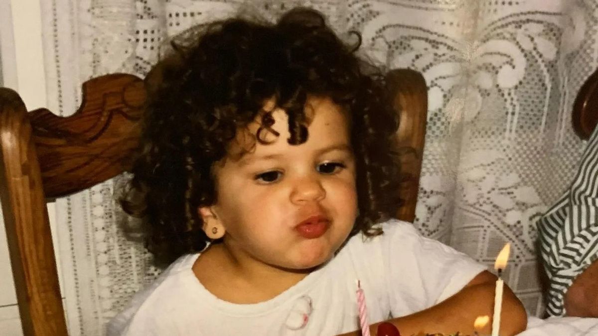 La cantante Rosalía soplando las velas del pastel de su tercer cumpleaños.