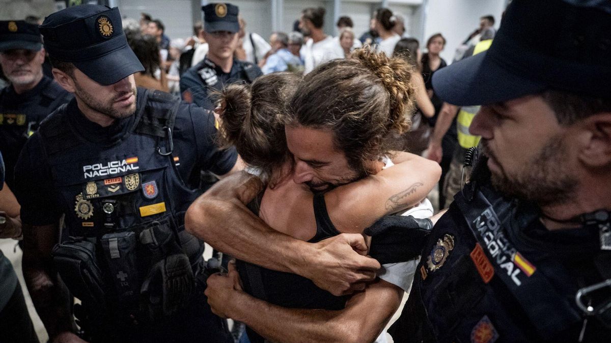 05/10/2025 Llegada de los 21 ciudadanos españoles integrantes de la Sumud Global Flotilla al Aeropuerto Adolfo Suárez Madrid-Barajas, a 5 de octubre de 2025, en Madrid (España).