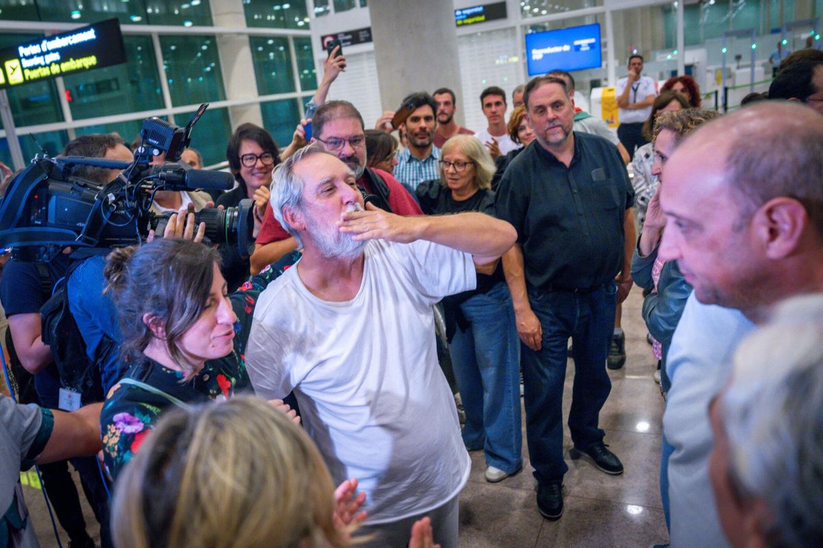 barcelone 10/5/2025 Barcelone arrivée d'Ada Colau et Jordi Coronas d'Israël après leur arrestation. Flottille pour Gaza. AUTEUR : JORDI OTIX