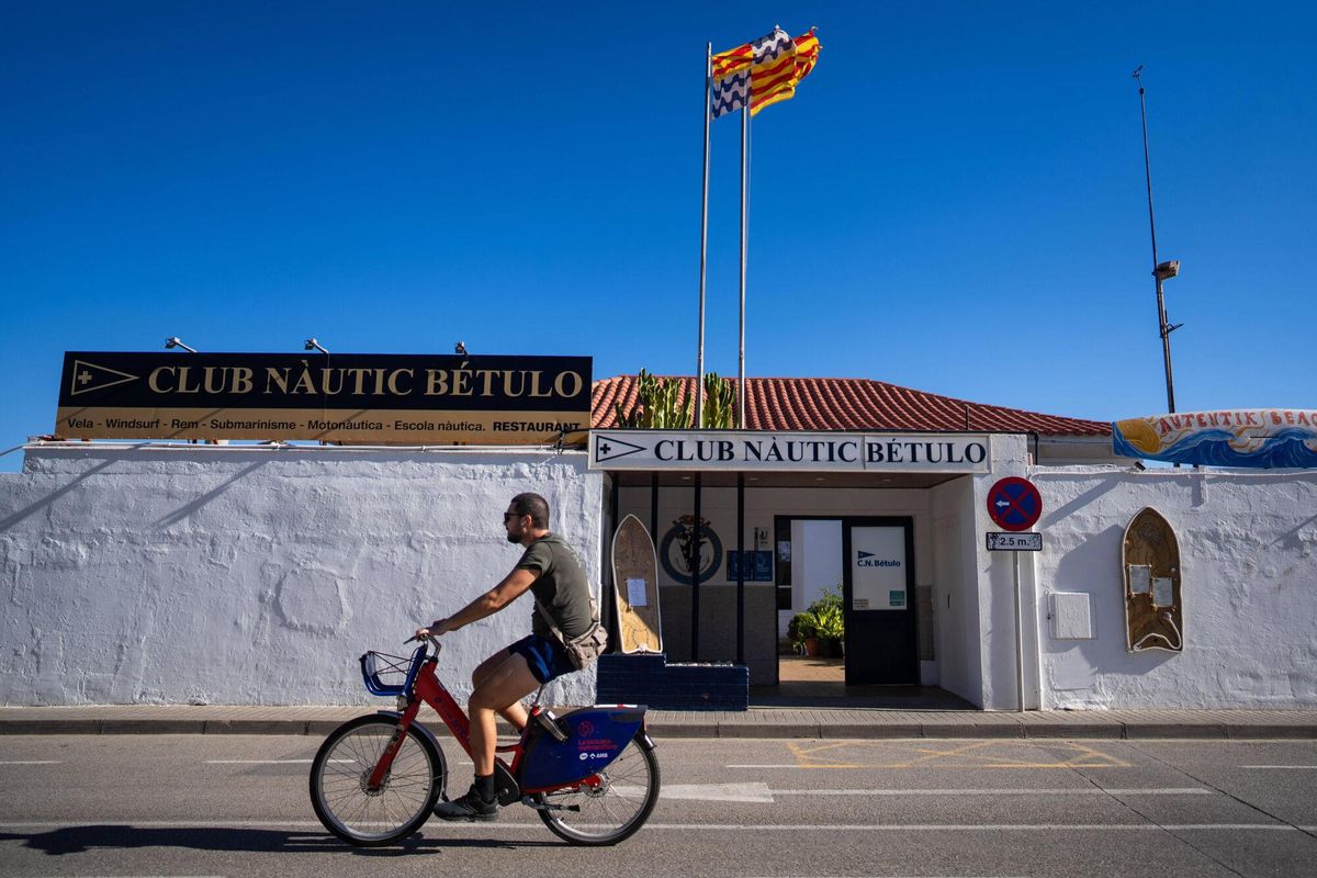 Façade du Club Nautique Bétulo de Badalona, ​​l'un des clubs qui poursuit une procédure judiciaire pour éviter la fermeture de ses installations.