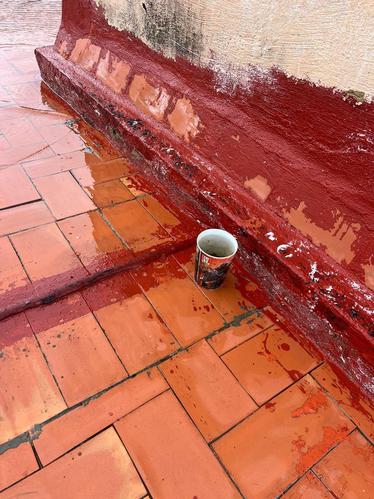 La vitre qui a provoqué le blocage de la terrasse supérieure du bâtiment Antonio F. et qui a permis la découverte des vestiges.