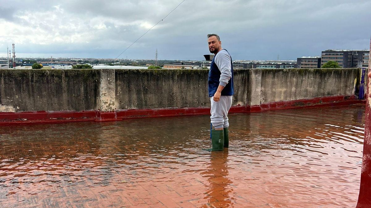 Rafael, vecino del edificio donde vivía Antonio F., en la terraza inundada antes del hallazgo del cadáver.