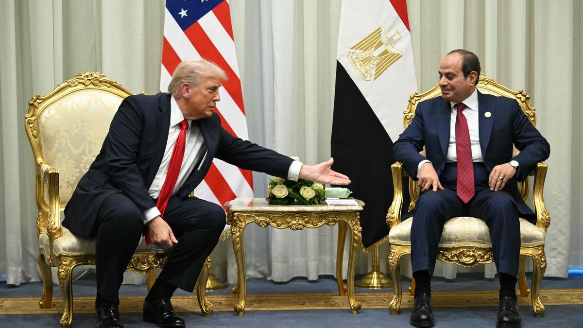 Trump extiende su mano a Al Sisi.