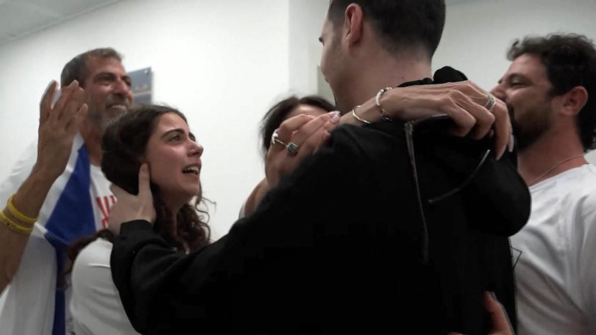Eitan Mor y Guy Gilboa-Dalal, dos rehenes israelís liberados por Hamás, se reencuentran con sus familias