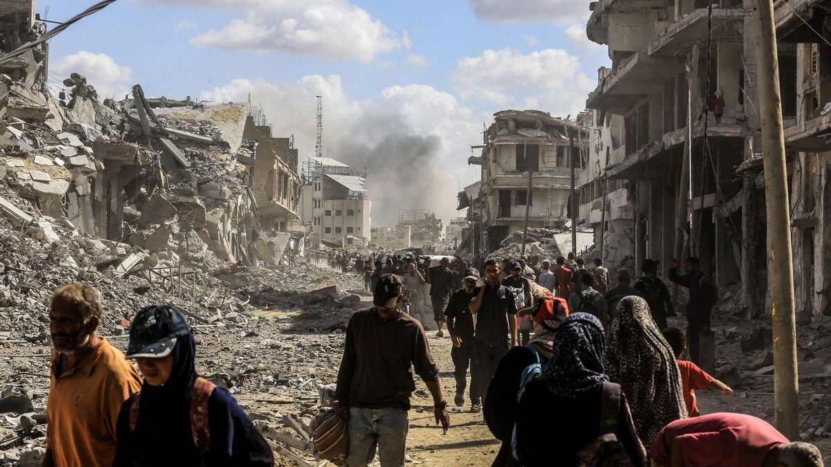 Desplazados palestinos regresas a sus hogares tras la retirada del Ejército israelí de algunas áreas de Jan Yunis.