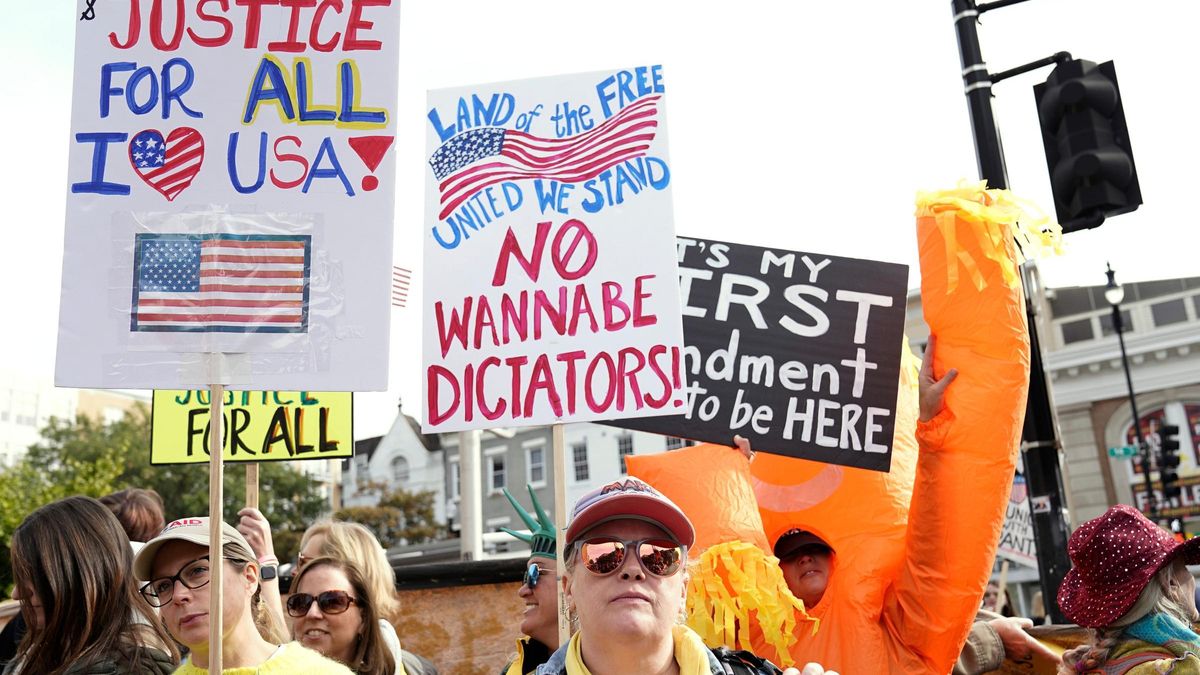 Manifestantes en las protestas de 'No Kings'.