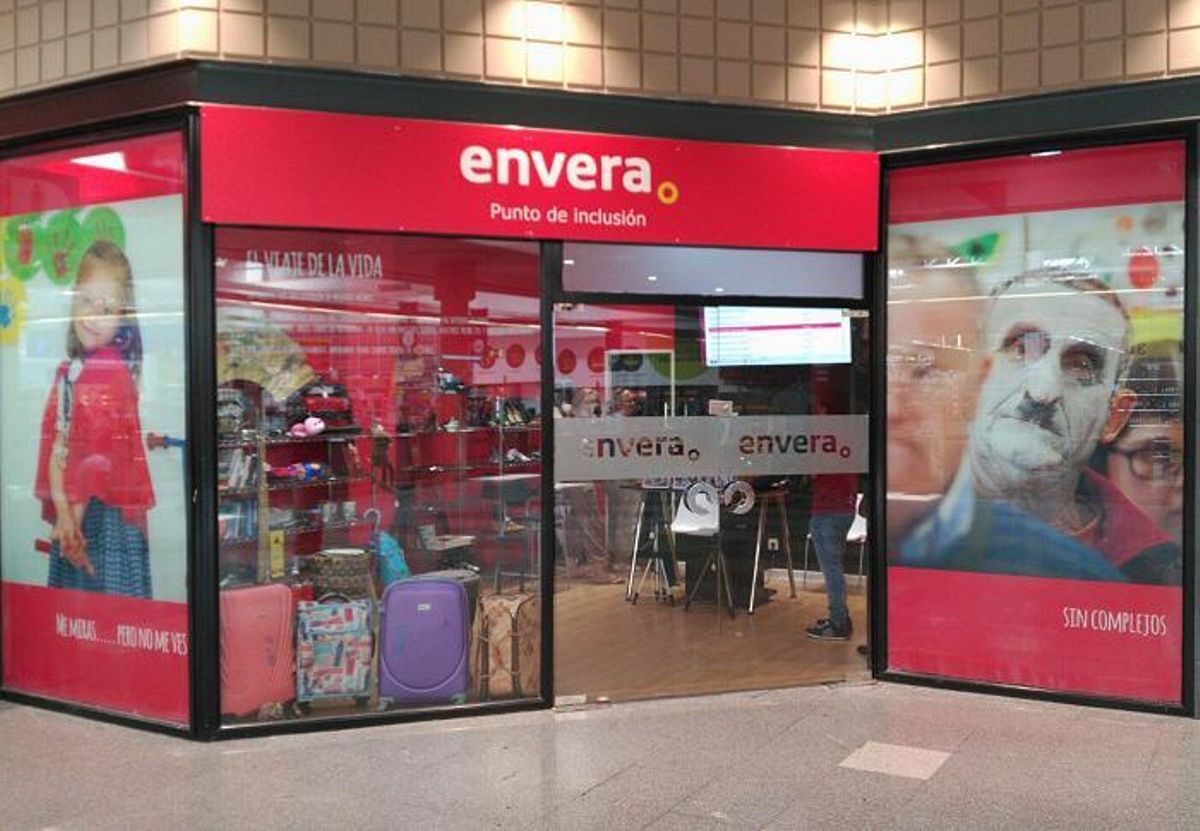 Entrée au point d'inclusion Envera à Islazul, où le matériel trouvé dans les valises perdues est vendu avec une réduction de 70 %.