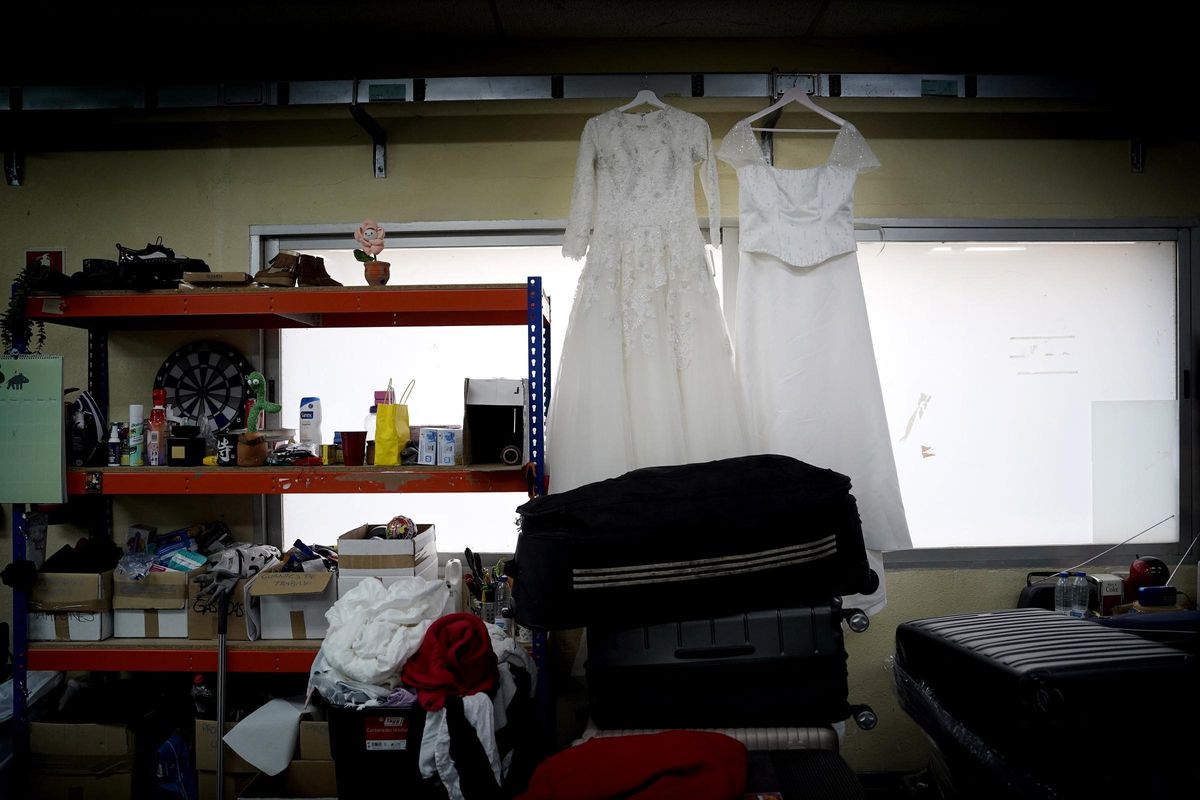 Deux robes de mariée parmi divers objets retrouvés dans des valises perdues dans les aéroports.