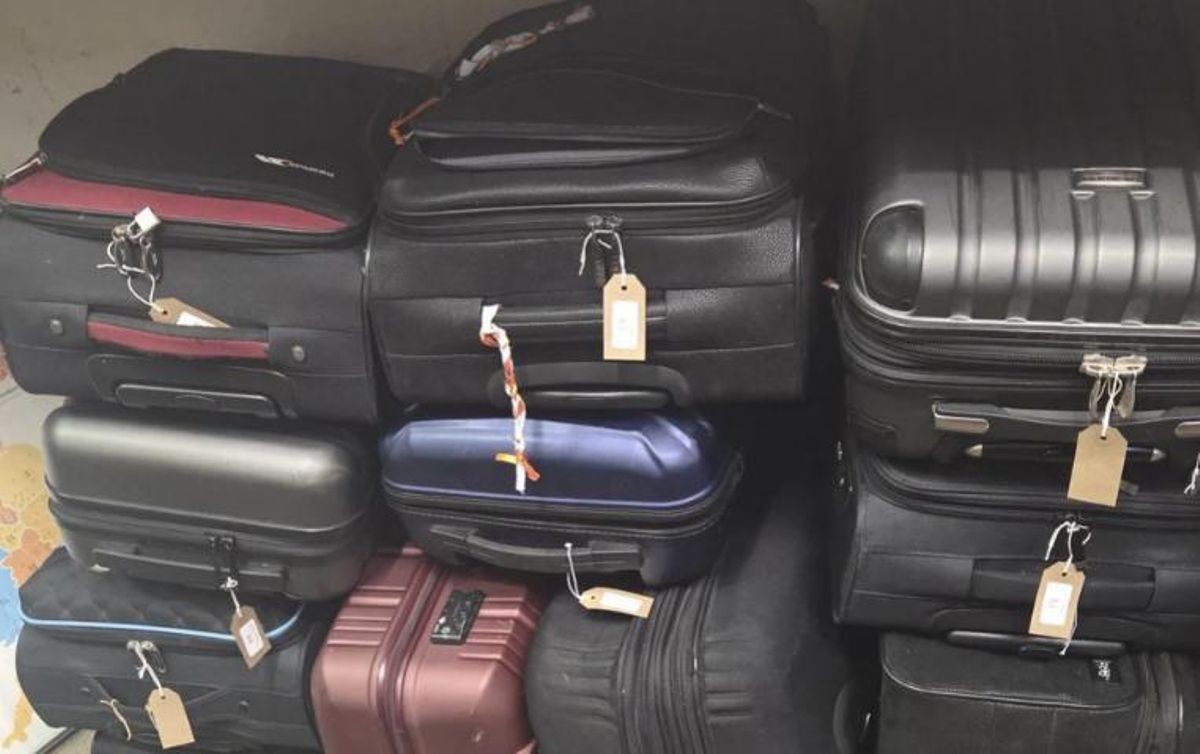 Diverses valises perdues dans les aéroports britanniques qui sont vendues aux enchères toutes les deux semaines par la société Greasby de Londres.