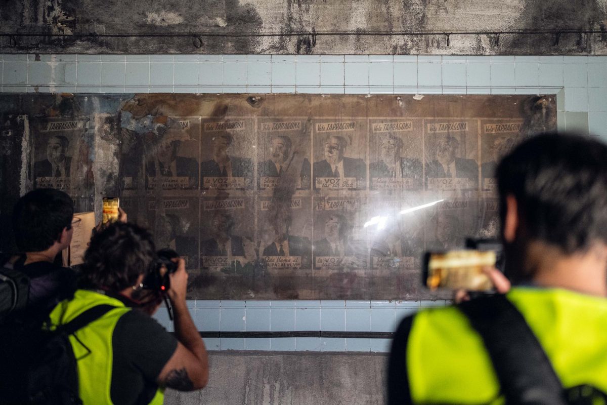 Affiches électorales correspondant aux élections des avocats près les tribunaux de 1971, dans la Poste fantôme.